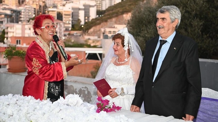 Evlendiklerinde düğün yapamayan Aydınlı çift, 56 yıl sonra gelinlik ve damatlık giydi