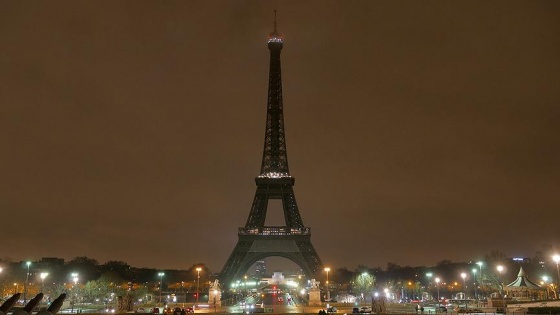 Eyfel Kulesi Londra'daki terör kurbanları anısına karartıldı