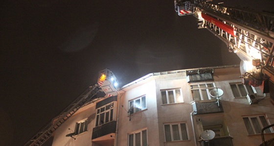 Eyüpsultan’da bir apartman çatısı alev alev böyle yandı