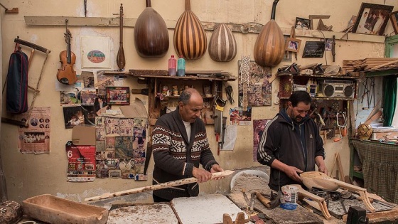 Fas'ta geleneksel müzik aletleri yapımı turistlerin ilgi odağı