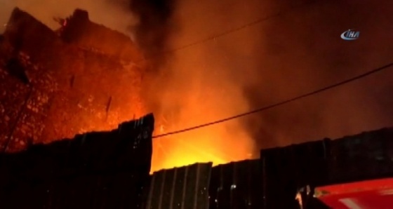 Fatih'te 2 katlı ahşap binada korkutan yangın