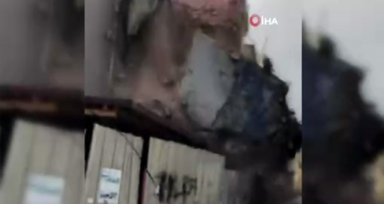 Fatih’te 3 katlı ahşap bina böyle çöktü