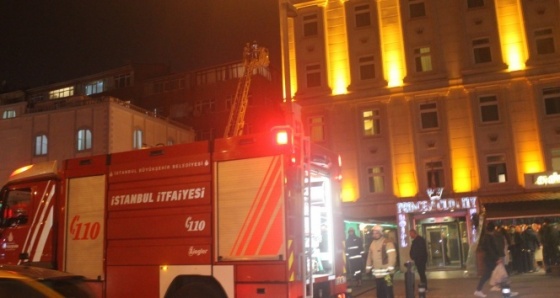 Fatih'te 7 katlı otelde yangın paniği