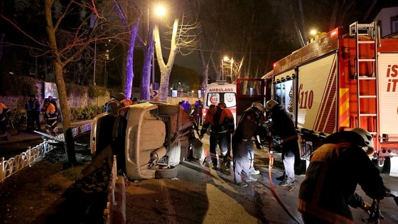 Fatih'te otomobil duvara çarptı: 5 yaralı