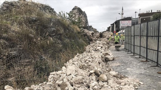 Fatih'te tarihi surların bir bölümü çöktü