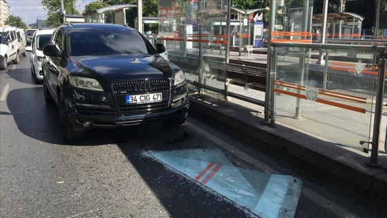 Fatih'te tramvay durağının koruma camı, seyir halindeki cipin üzerine düştü