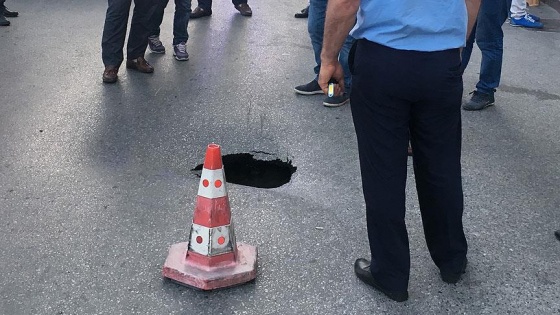 Fatih'te yol çöktü, cadde trafiğe kapatıldı