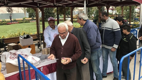 Fatih'teki Camilerde aşure dağıtıldı