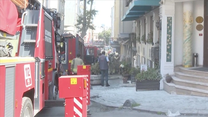 Fatih'te 6 katlı otelde çıkan yangına müdahale ediliyor