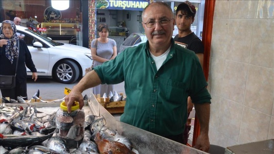 Fazla avlanan palamut tuzlanmaya başlandı