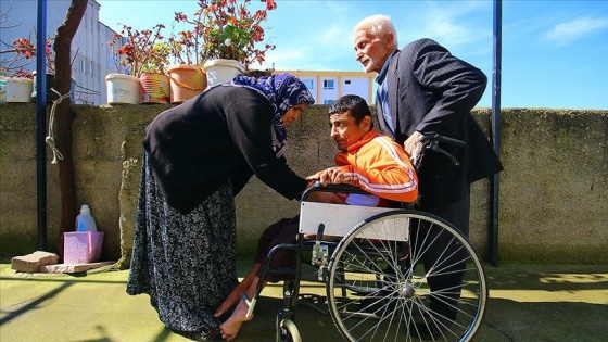 Fedakar anne baba engelli çocuklarına bebek gibi bakıyor