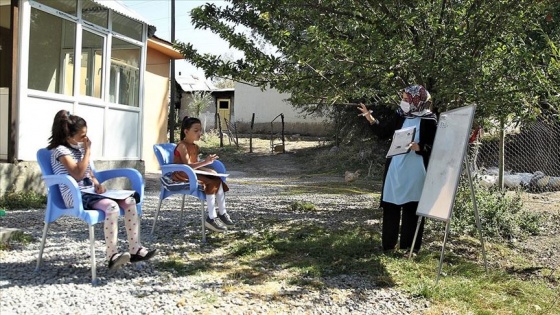 Fedakar öğretmen kapı kapı dolaşarak öğrencilerine ders anlatıyor