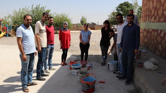 Fedakar öğretmenler 'pırıl pırıl okul' için mesaide