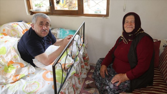 Felçli eşine 51 yıldır adeta gözü gibi bakıyor