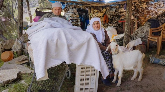 Felçli eşine 9 yıldır sevgiyle bakıyor