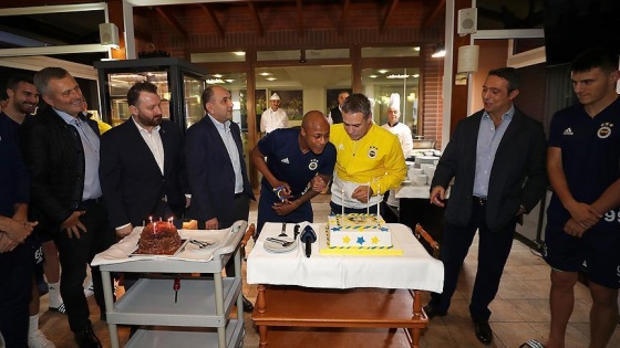 Fenerbahçe'de Yanal ve Ayew'e doğum günü kutlaması