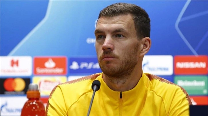 Fenerbahçe, Edin Dzeko'nun transfer görüşmeleri için İstanbul'a geleceğini duyurdu