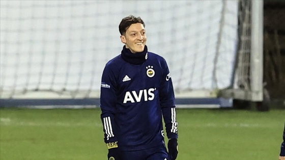 Fenerbahçe&#039;nin eski yıldız oyuncularından Mesut Özil&#039;e &#039;hoş geldin&#039; mesajı