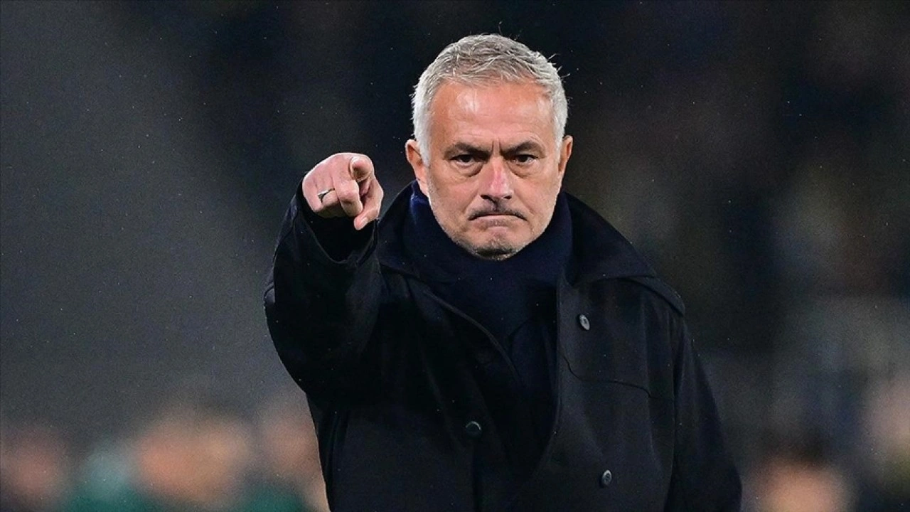 Fenerbahçe Teknik Direktörü Mourinho, sahada fenalaşan eski oyuncusu Bove'yi aradı