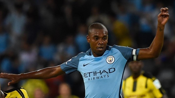 Fernandinho bir sezon daha Manchester City'de