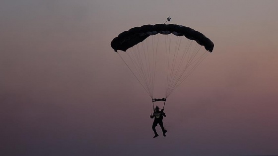 Festival alanına paraşütle indi