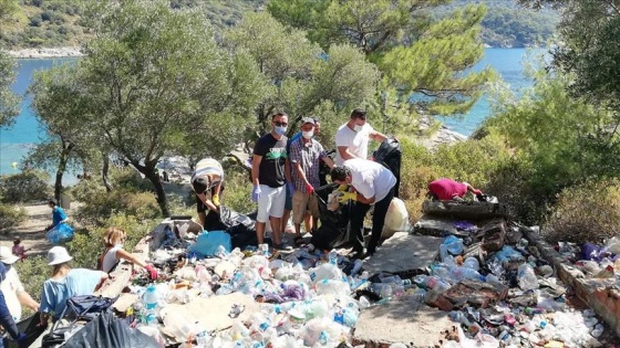 Fethiye&#039;de çevre gönüllüleri bir koyda 4 saatte 2 ton çöp topladı