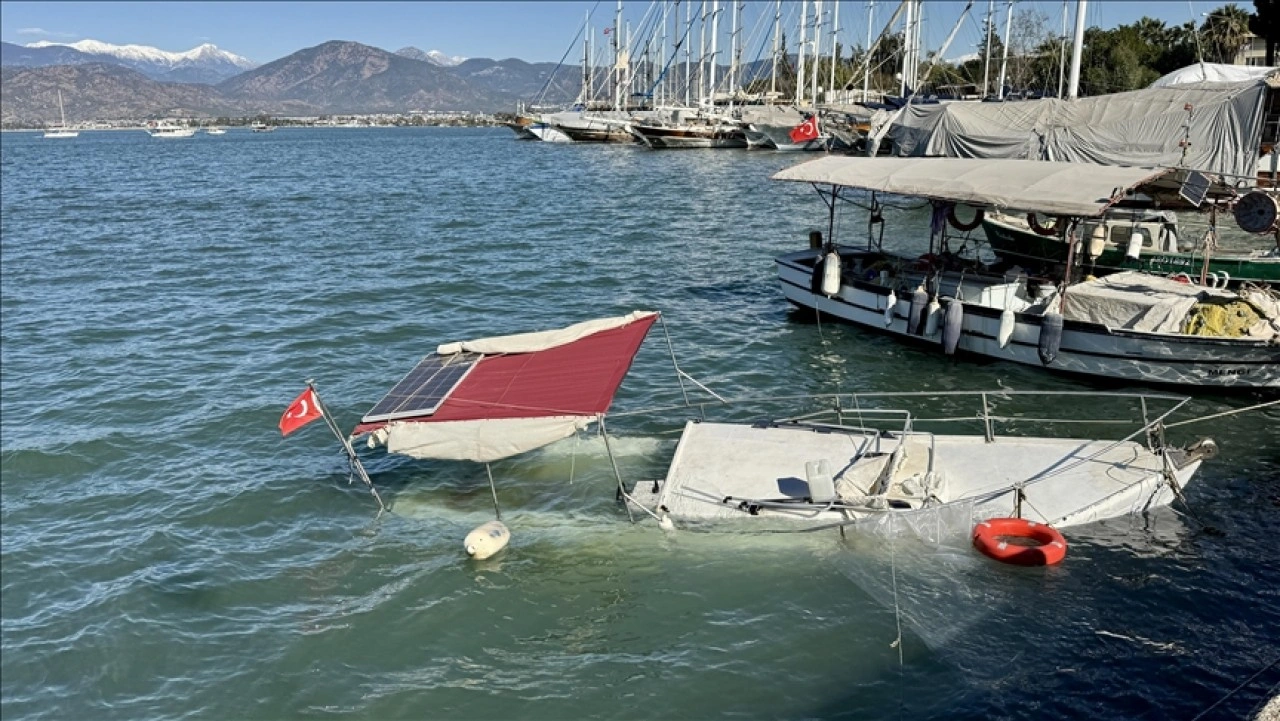 Fethiye'de kuvvetli rüzgar nedeniyle tekne battı