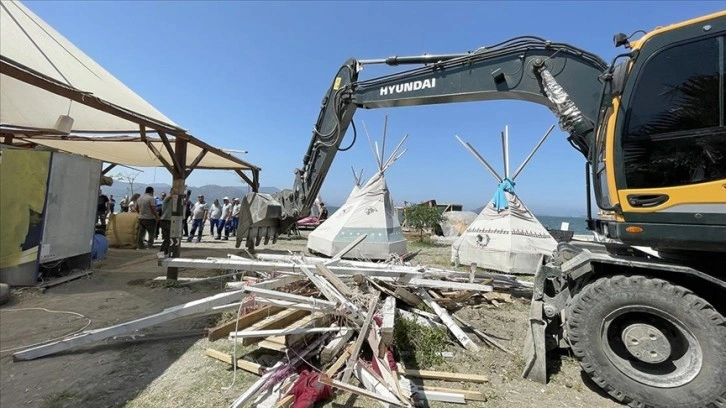 Fethiye'de imara aykırı yapılar yıkılıyor