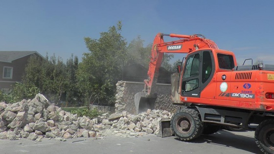 FETÖ elebaşı için yapılan lüks malikanenin duvarı yıkıldı