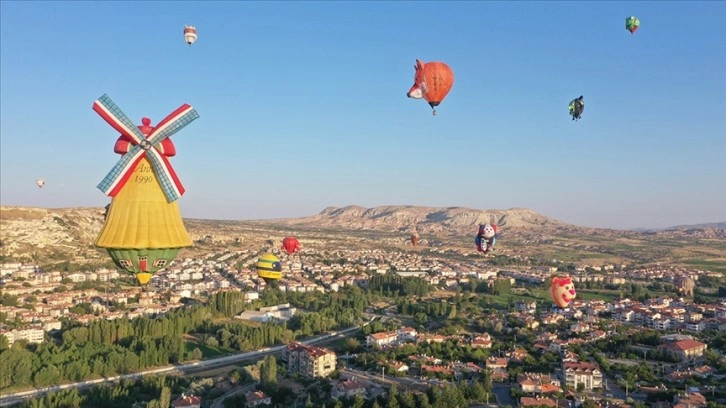 Figürlü sıcak hava balonları Ürgüp semalarını renklendirdi