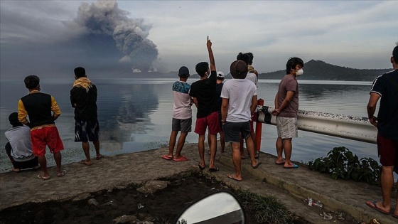 Filipinler&#039;de Taal Yanardağı&#039;ndaki hareketlilik nedeniyle binlerce kişi tahliye ediliyor