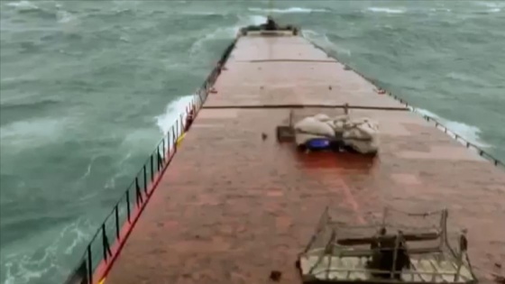 Filipinler'de tayfunun sürüklediği ve su alan kargo gemisi karaya oturdu: 4 ölü, 9 kayıp