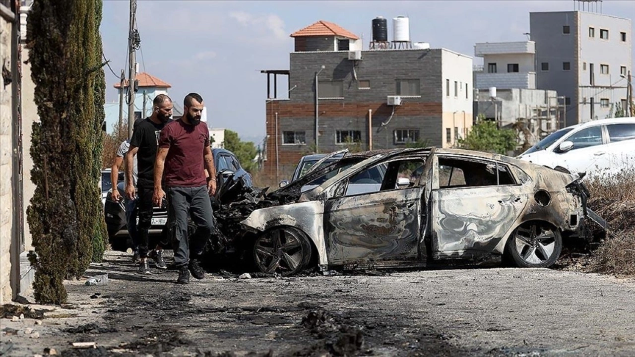 Filistin topraklarını gasbeden İsrailliler Batı Şeria'da Filistinlilerin araçlarını kundakladı