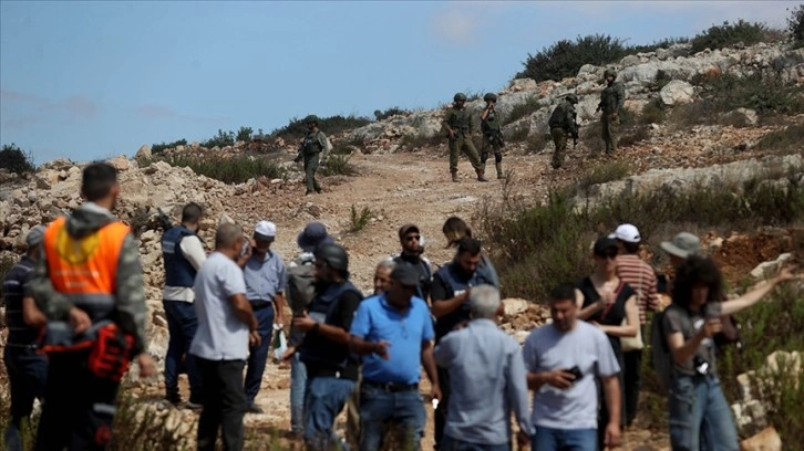 Filistin topraklarını gasbeden İsrailliler Ramallah'ın Um Safa köyündeki işgali genişletiyor