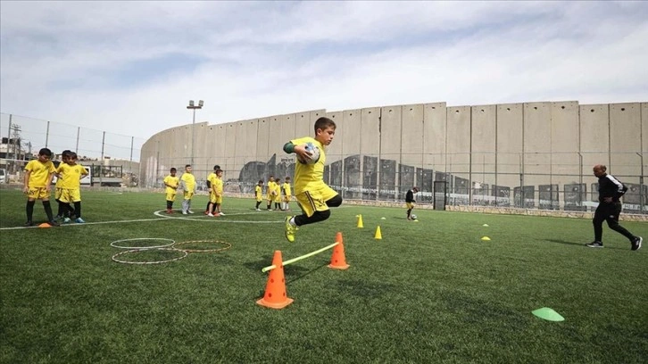 Filistinli futbolcular antrenmanlarını Ayrım Duvarı ve askeri kulelerin gölgesinde yapıyor