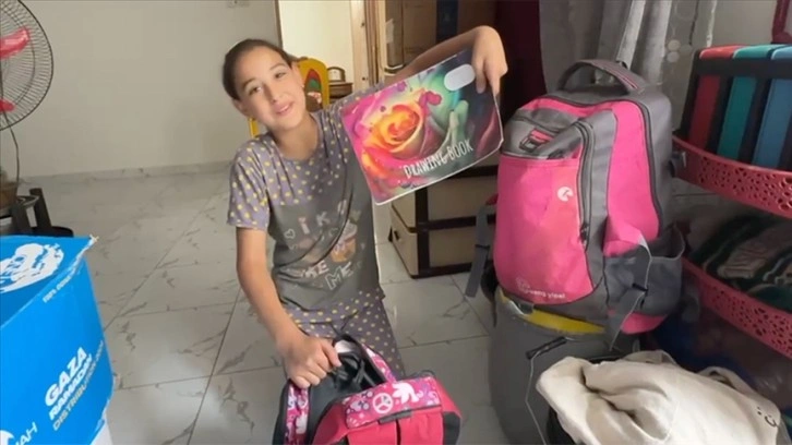 Filistinli kız çocuğunun okul çantası 