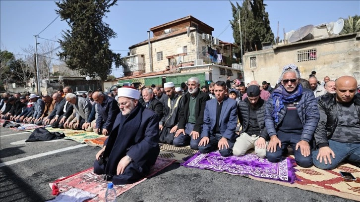 Filistinliler cuma namazını Kudüs'te gerilimin yüksek olduğu Şeyh Cerrah'ta kıldı