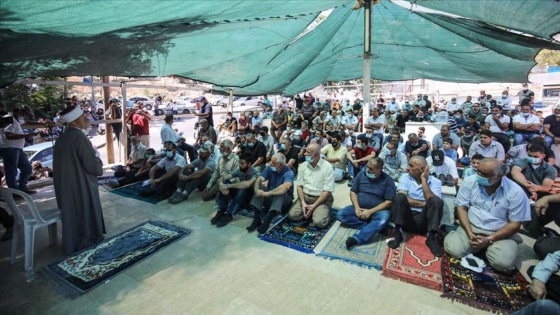 Filistinliler Doğu Kudüs&#039;te cuma namazı kılarak İsrail&#039;in yıkımlarına tepki gösterdi