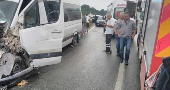 Fındık işçilerini taşıyan minibüs, iş makinesiyle kafa kafaya çarpıştı: 15 yaralı