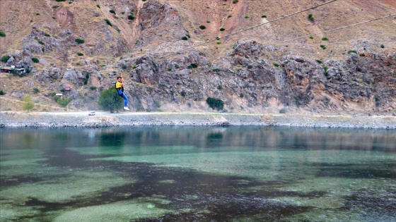 Fırat Nehri üzerine kurulan 'zipline' ilgi odağı oldu