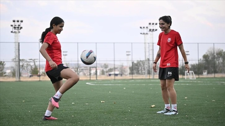 FOMGET'in genç kadın futbolcuları 