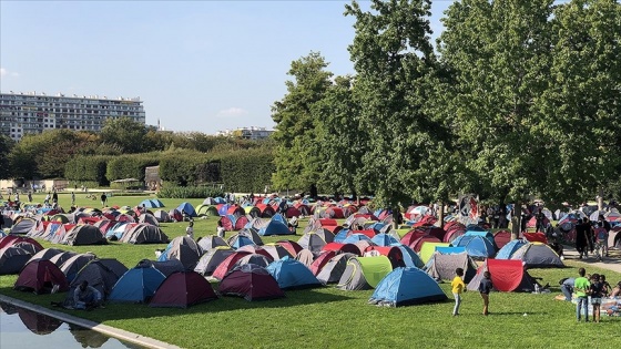 Fransa'da 1000'e yakın göçmen ve evsiz günlerdir Paris Valiliği önündeki bekleyişlerini sü