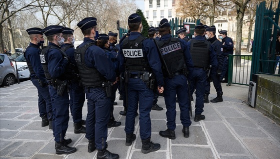 Fransa'da Afgan mültecilerin polis zoruyla Paris'ten çıkarıldığı iddia edildi