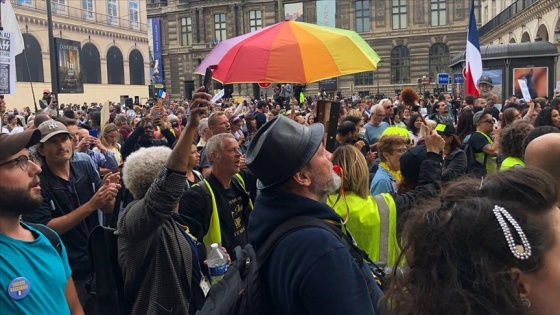 Fransa'da Anayasa Konseyinin tartışmalı Kovid-19 yasasını onaylaması protesto ediliyor