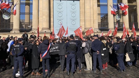 Fransa'da avukatlardan meclis önünde emeklilik reformu protestosu