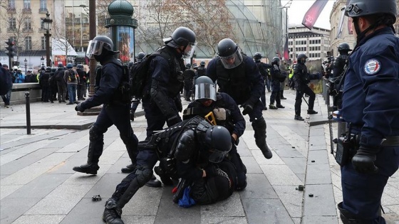 Fransa'da bir polise daha sarı yelekliye şiddetten ceza