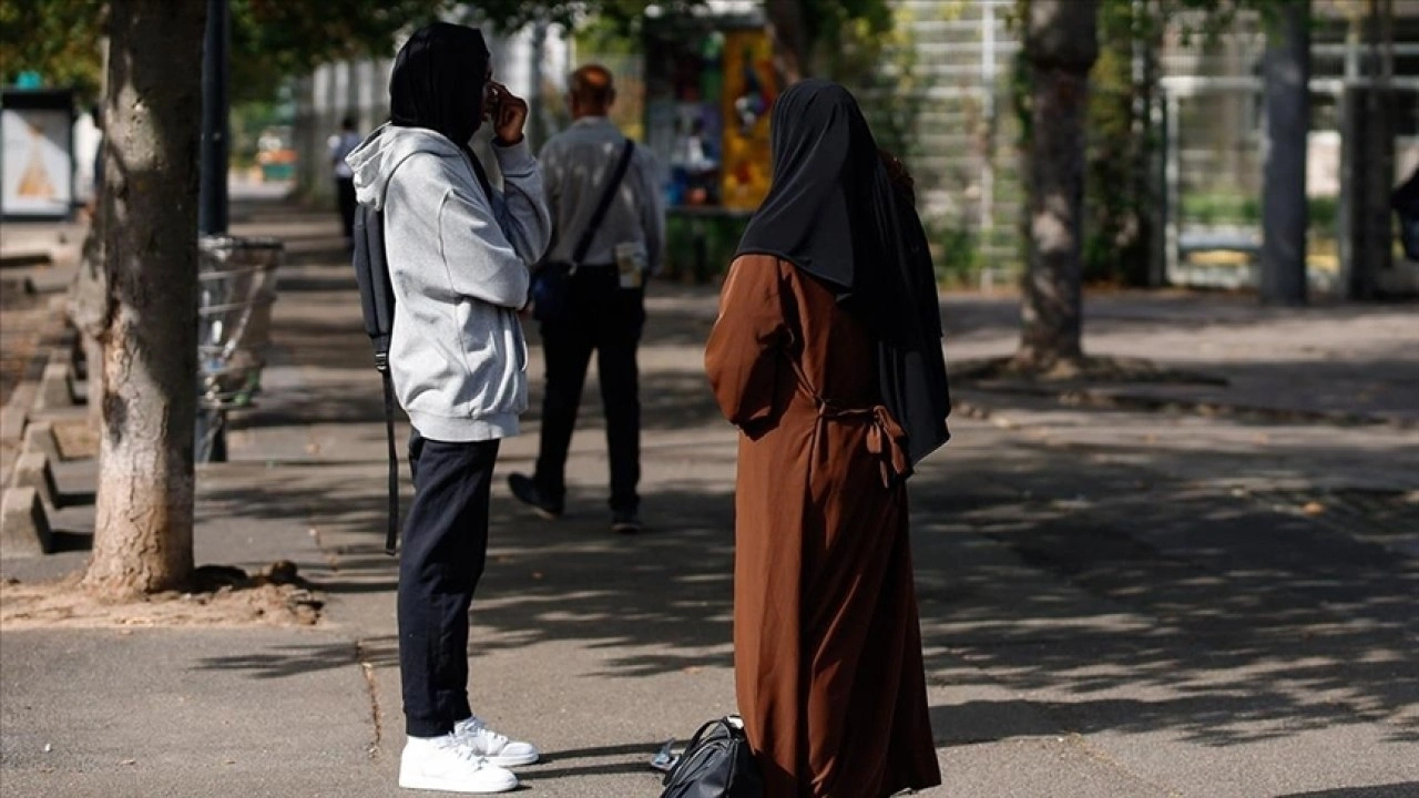 Fransa'da erkek memurla tokalaşmayan başörtülü kadın ifade verdi