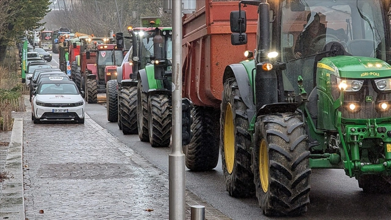 Fransa'da hükümetten yol kapatma eylemi yapan çiftçilere tepki