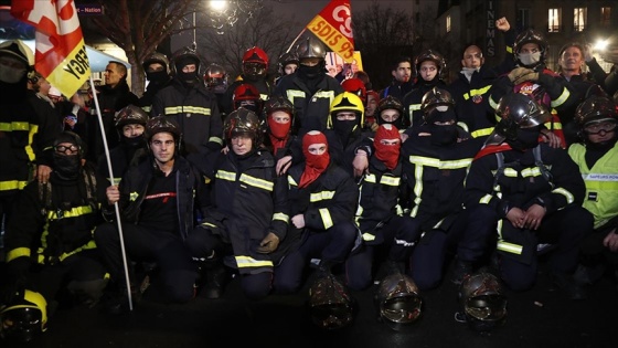 Fransa'da itfaiyeciler aşı zorunluluğuna karşı greve gidiyor