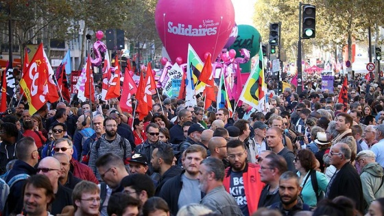 Fransa'da Macron ve hükümet karşıtı olaylı gösteri